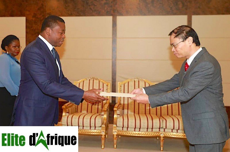 Le president Faure reçois une note d'acreditation du nouveau ambassadeur