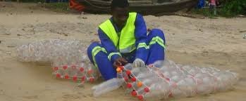 Ismael Essome le créateur des pirogues en bouteilles
