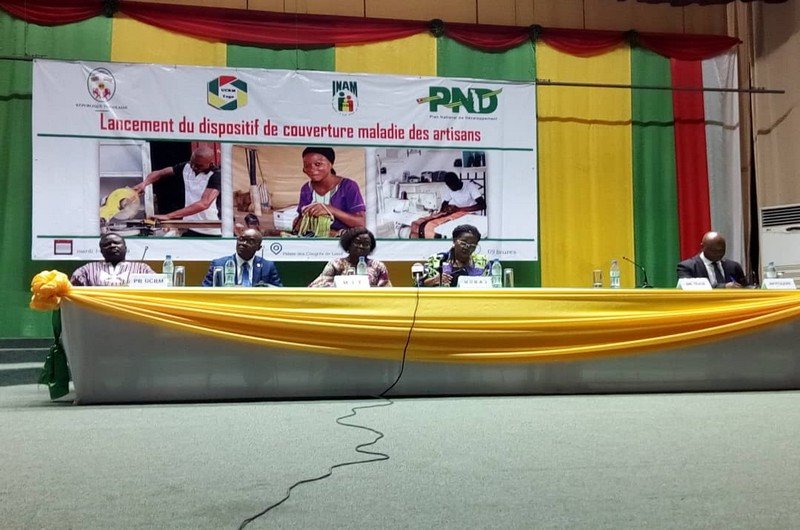 Table d'honneur au lancement de l'assurance maladie des artisans