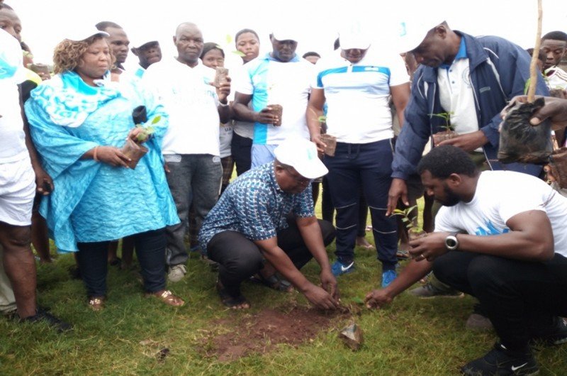 Des responsables du MJU Agoè (photo) mettant en terre des plants ce samedi 1er juin 2019 à Agoè Assiyéyé