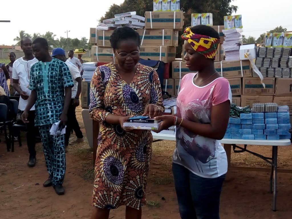 Le ministre offre des kits scolaires aux participants
