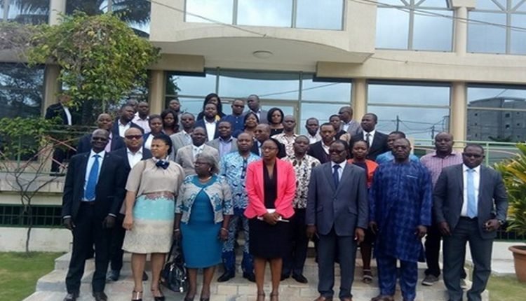 L’adoption prochaine d’une politique de développement du secteur informel en phase avec le PND. Une rencontre a été organisée ce mardi à Lomé par le secrétariat chargé de la finance inclusive et du secteur informel. cette rencontre vise à permettre à la Délégation à l’Organisation du Secteur Informel (DOSI) de réactualiser la politique nationale de développement du secteur traditionnel de la microentreprise pour la mettre en phase avec les axes stratégiques du Plan National de Développement (PND).