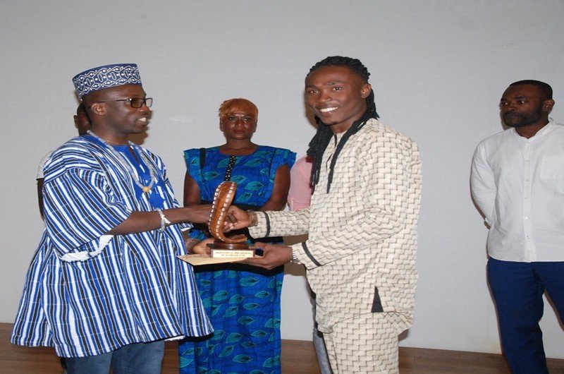 Roger-Gbekou-reçoit-son-trophée-des-mains-du-ministre