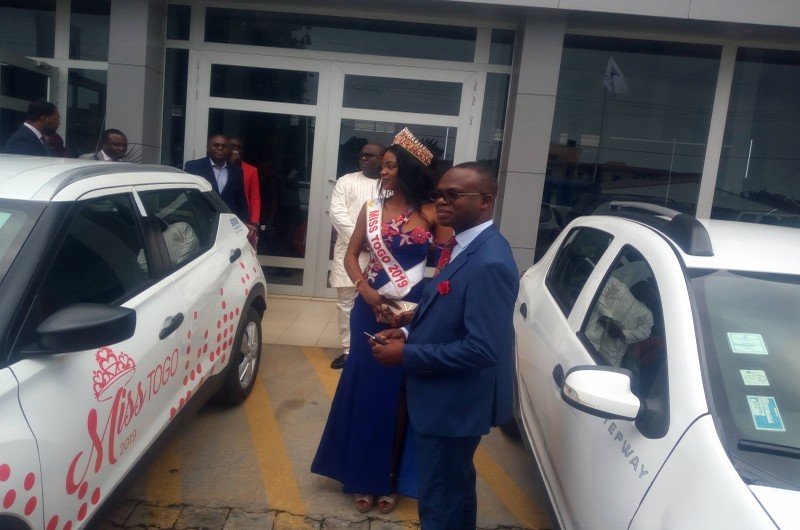 La Miss Togo 2019 Aïda Yombo a reçu sa voiture « Nissan Kicks »