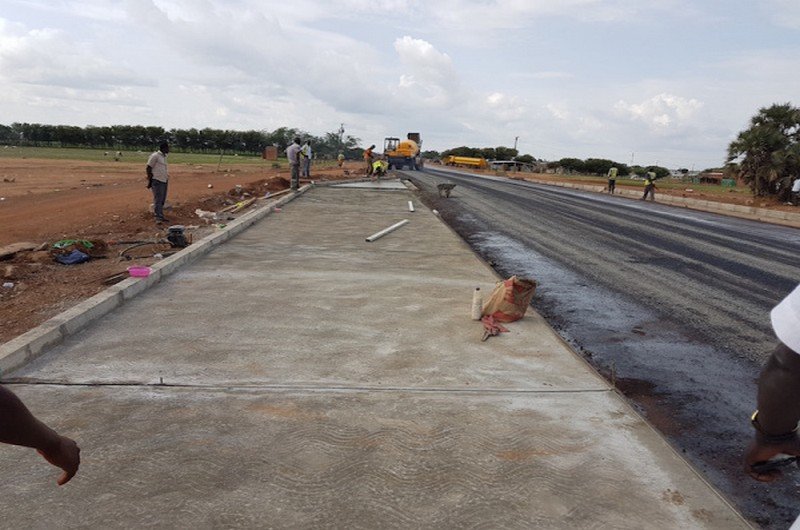 Route en construction au nord du Togo