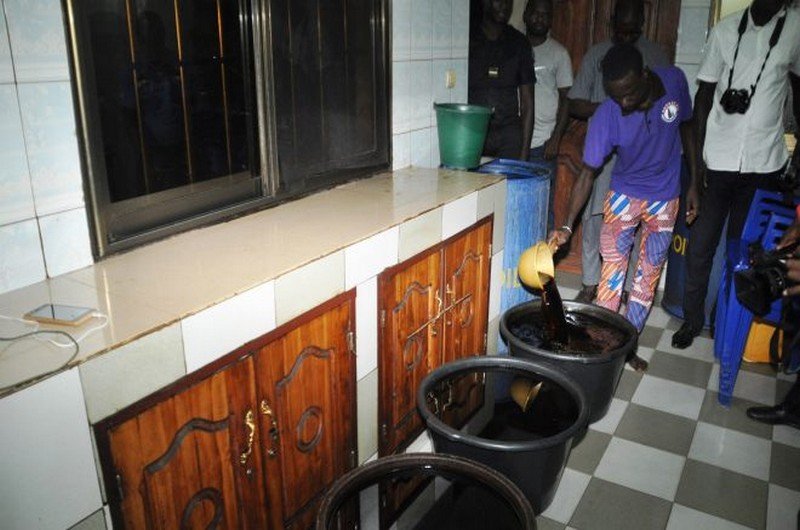 La police démantèle une usine illégale de fabrication de boissons à Sogbossito