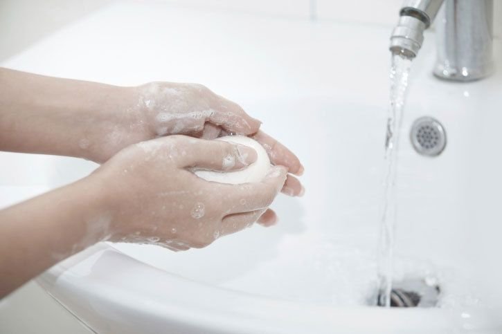 Lavage des mains à l'eau propre