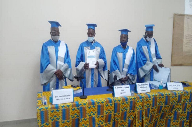 Doctorat soutenue par DABLA Amévi Amédzi Edem entouré des autres docteurs