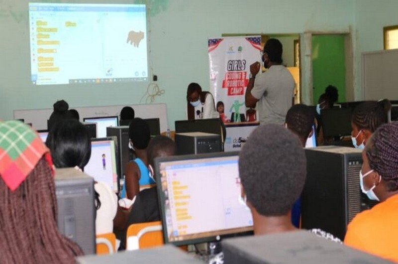 Des jeunes filles à l’école du coding et de la robotique à Kpalimé