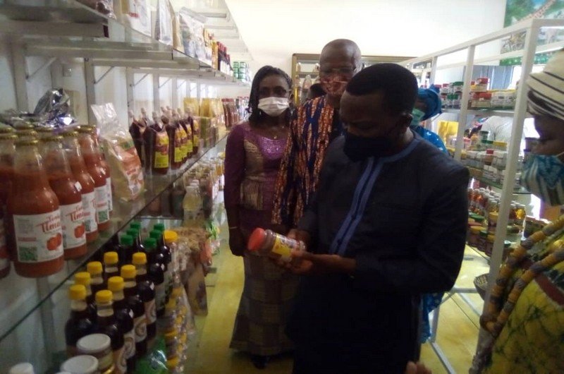 Le ministre à l'ouverture de la boutique de Fep-clo à Atigagomé