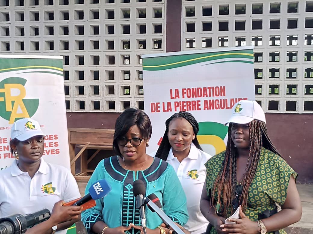 Le cadeau merveilleux de Dr Lidi Bessi Kama à l&rsquo;endroit des jeunes filles de la préfecture de la Binah 